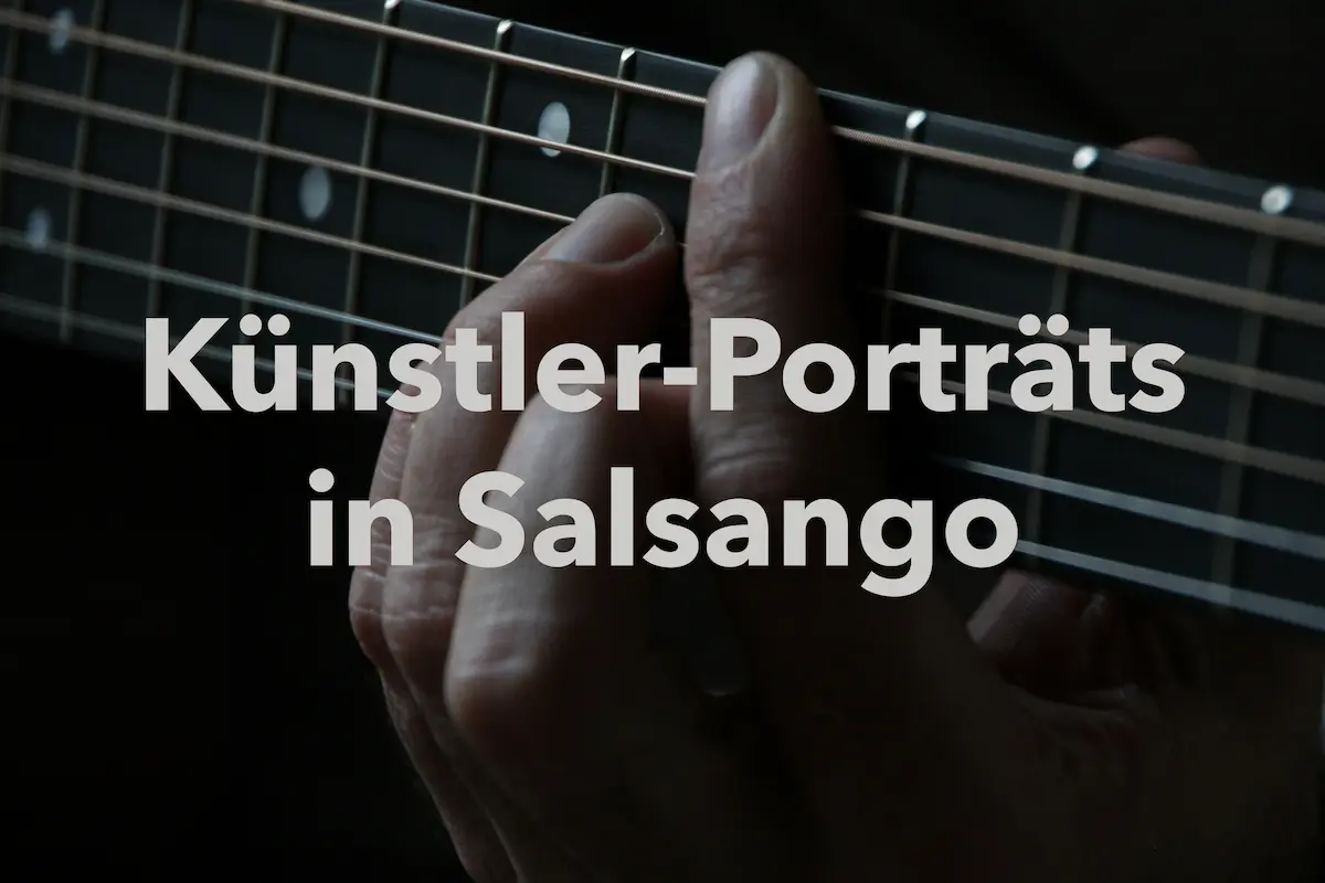 Künstler-Porträts im Musik-Magazin von Salsango - im Bild zu sehen ist eine Gitarre mit einer Hand, die einen Akkord greift - und ein stilisierter Text „Künstler-Porträts in Salsango“