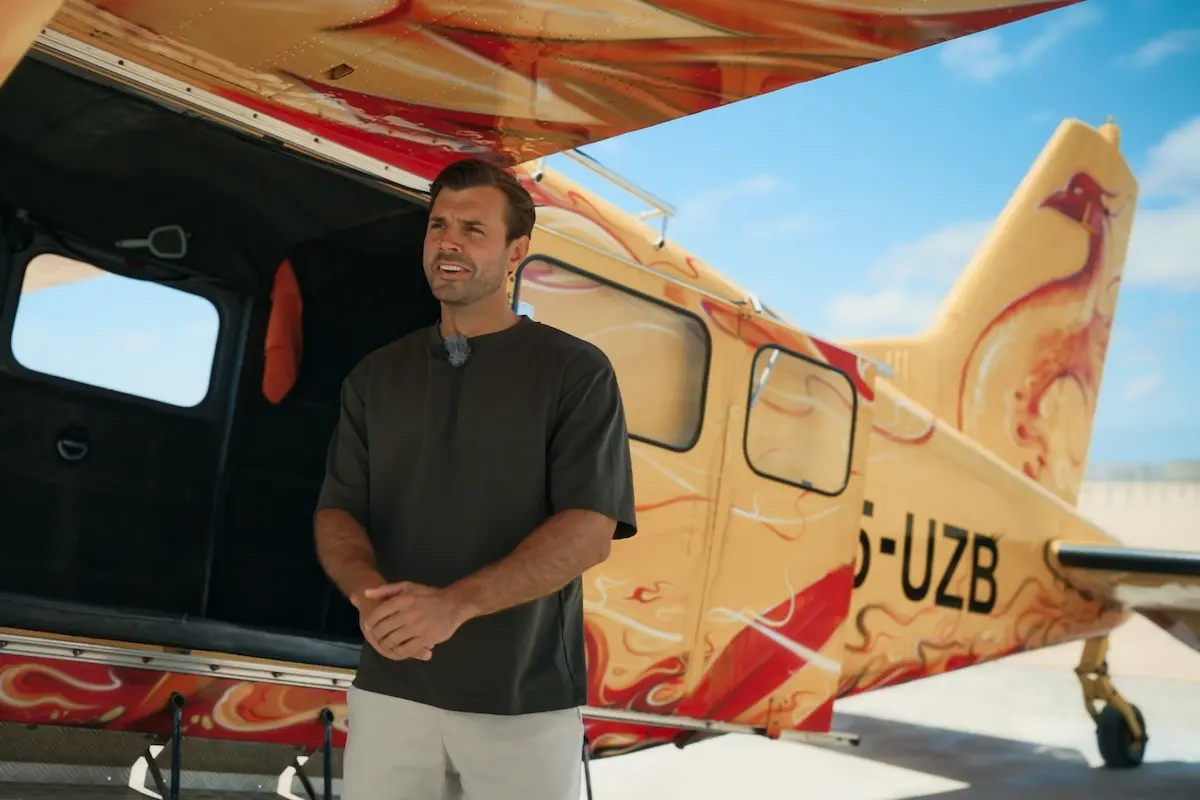 Tim beim Bachelor 8.7.2026 vor einem Flugzeug beim ersten Dream-Date