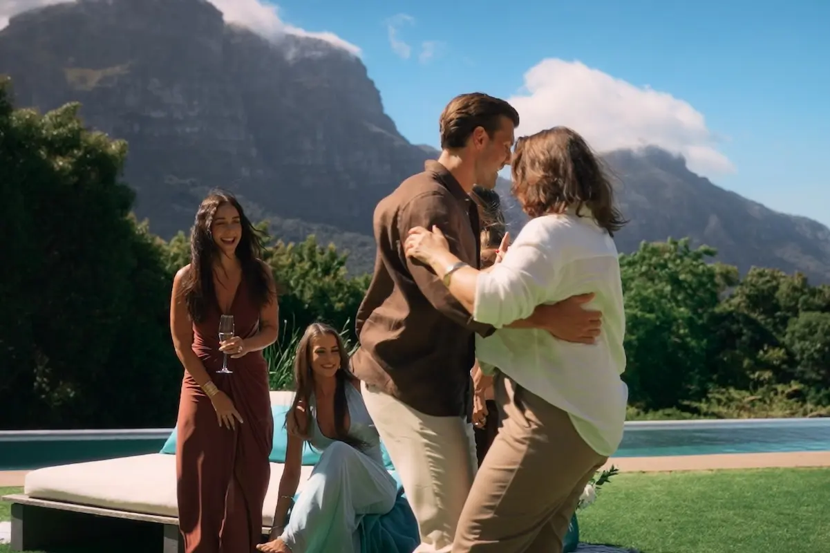 Tim tanzt mit seiner Mutter Discofox in der Nacht der Rosen beim Bachelor 8.7.2026 Folge 9 - im Hintergrund zu sehen Chiara und Miri
