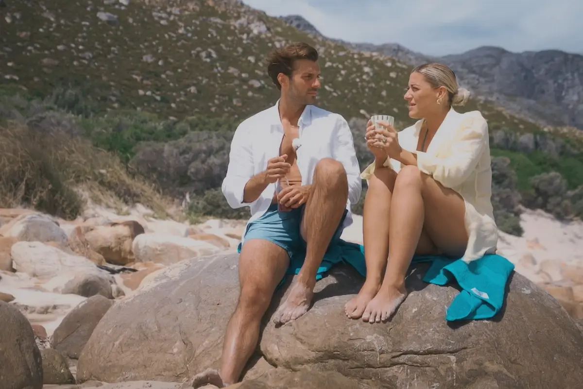 Tim und Natalie beim Bachelor 1.7.2026 am Strand im Gespräch