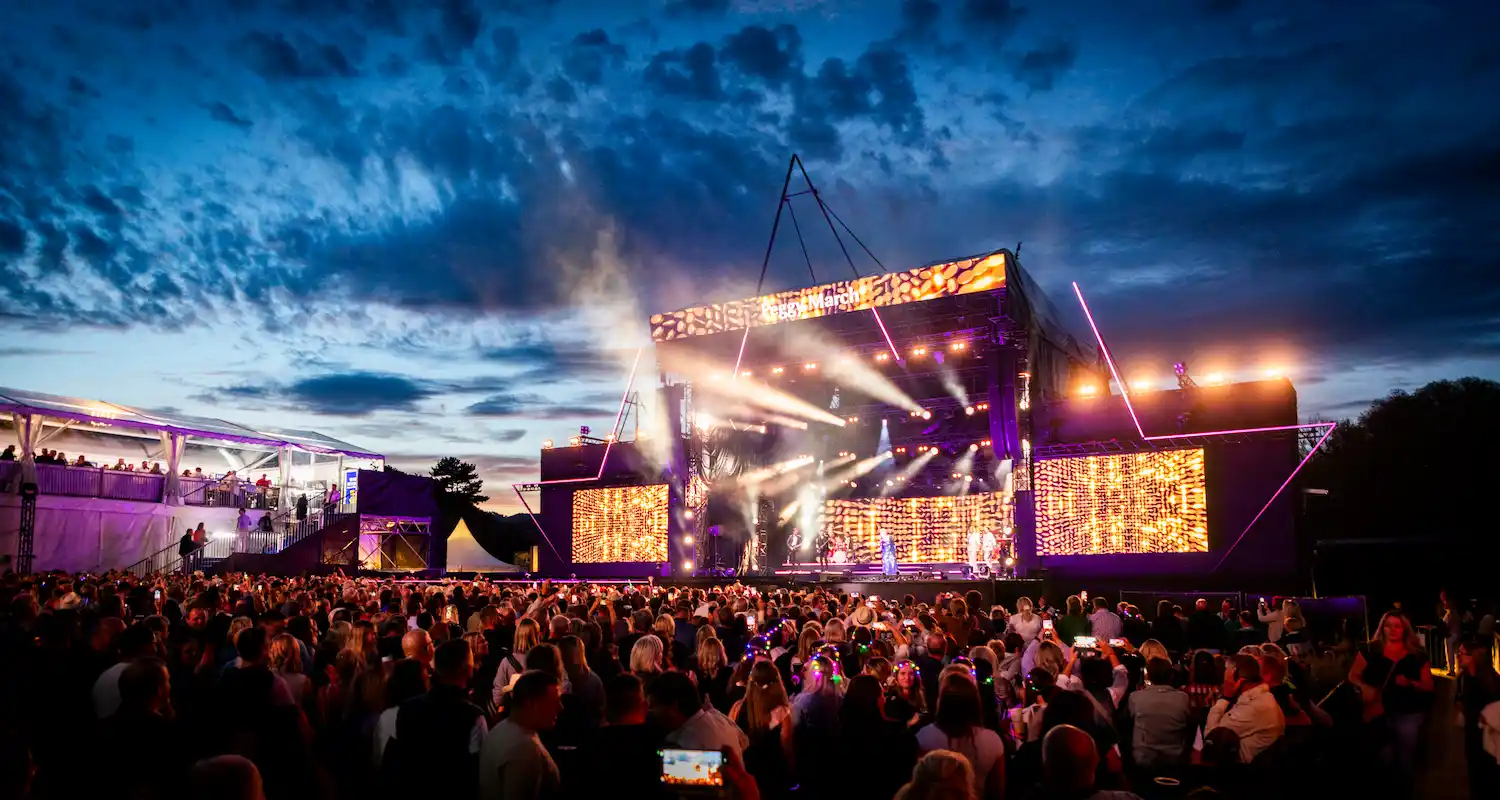 Bühne mit Publikum bei der Starnacht aus der Wachau 2026