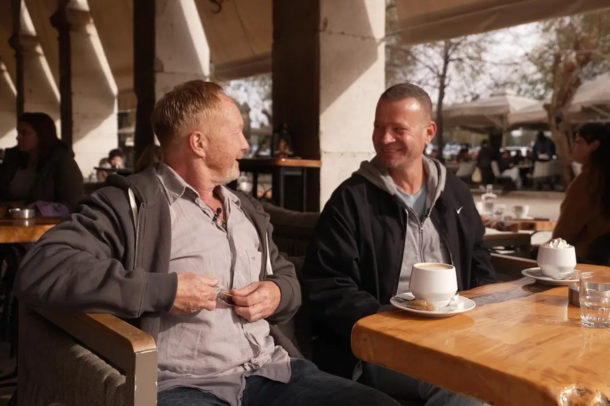 Frank und Jochen im Cafe in der Altstadt bei Auswanderer sucht Liebe am 25.9.2026