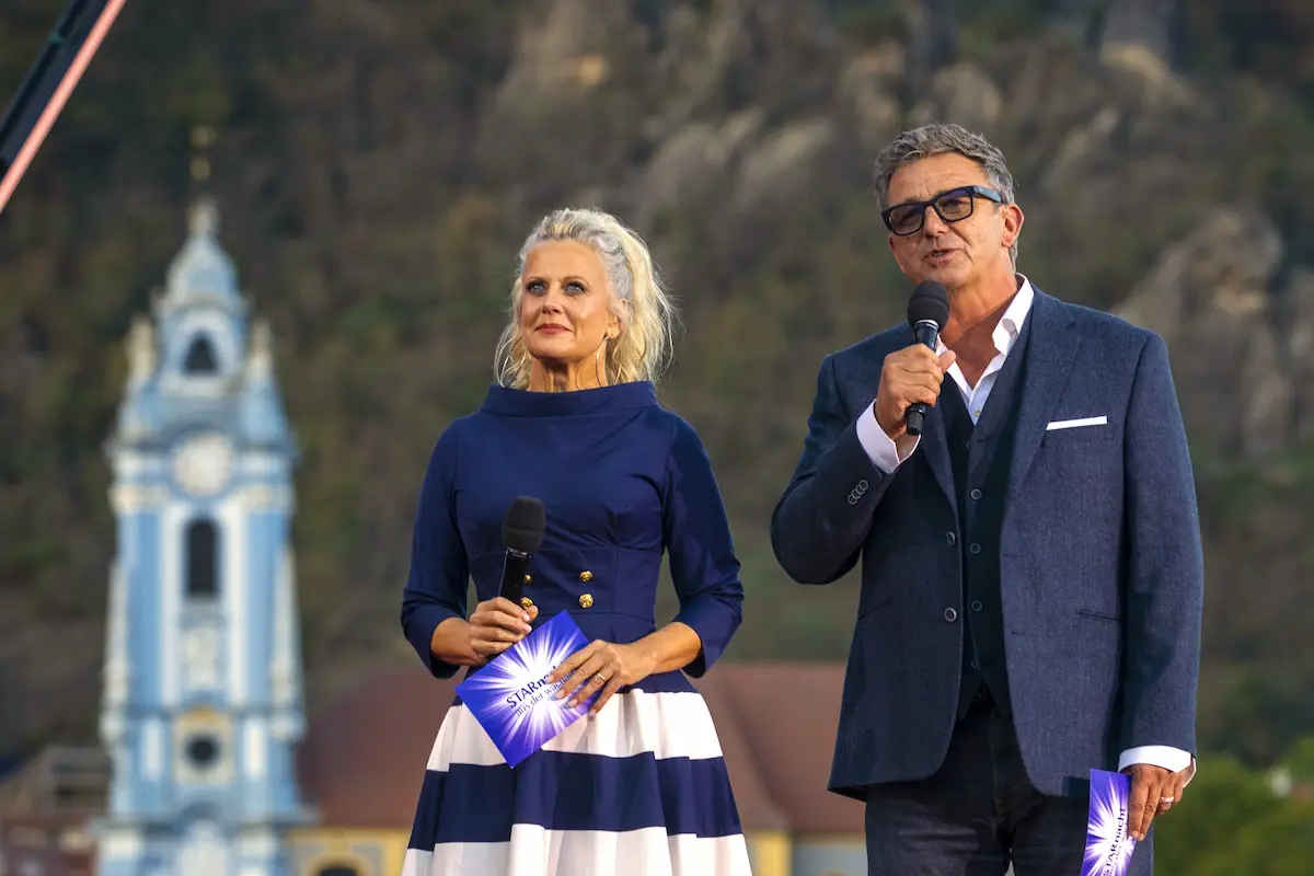 Starnacht aus der Wachau 19.9.2026 Gäste in ORF, MDR und SRF - hier im Bild die Moderatoren Barbara Schöneberger und Hans Sigl in Rossatzbach