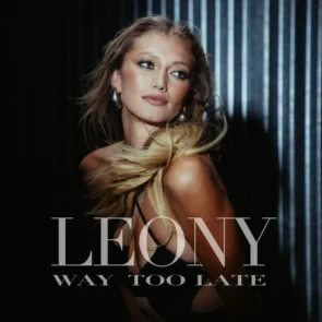Leony „Way Too Late“ - Song von Leony veröffentlicht - hier im Bild das Single-Cover mit einem Foto der Sängerin