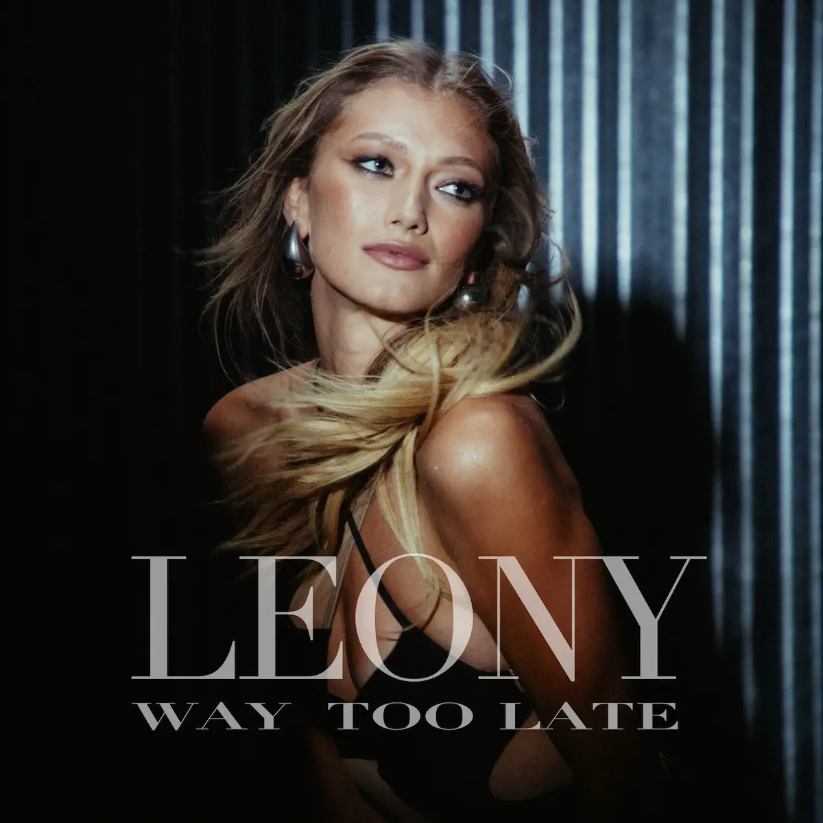 Leony „Way Too Late“ - Song von Leony veröffentlicht - hier im Bild das Single-Cover mit einem Foto der Sängerin